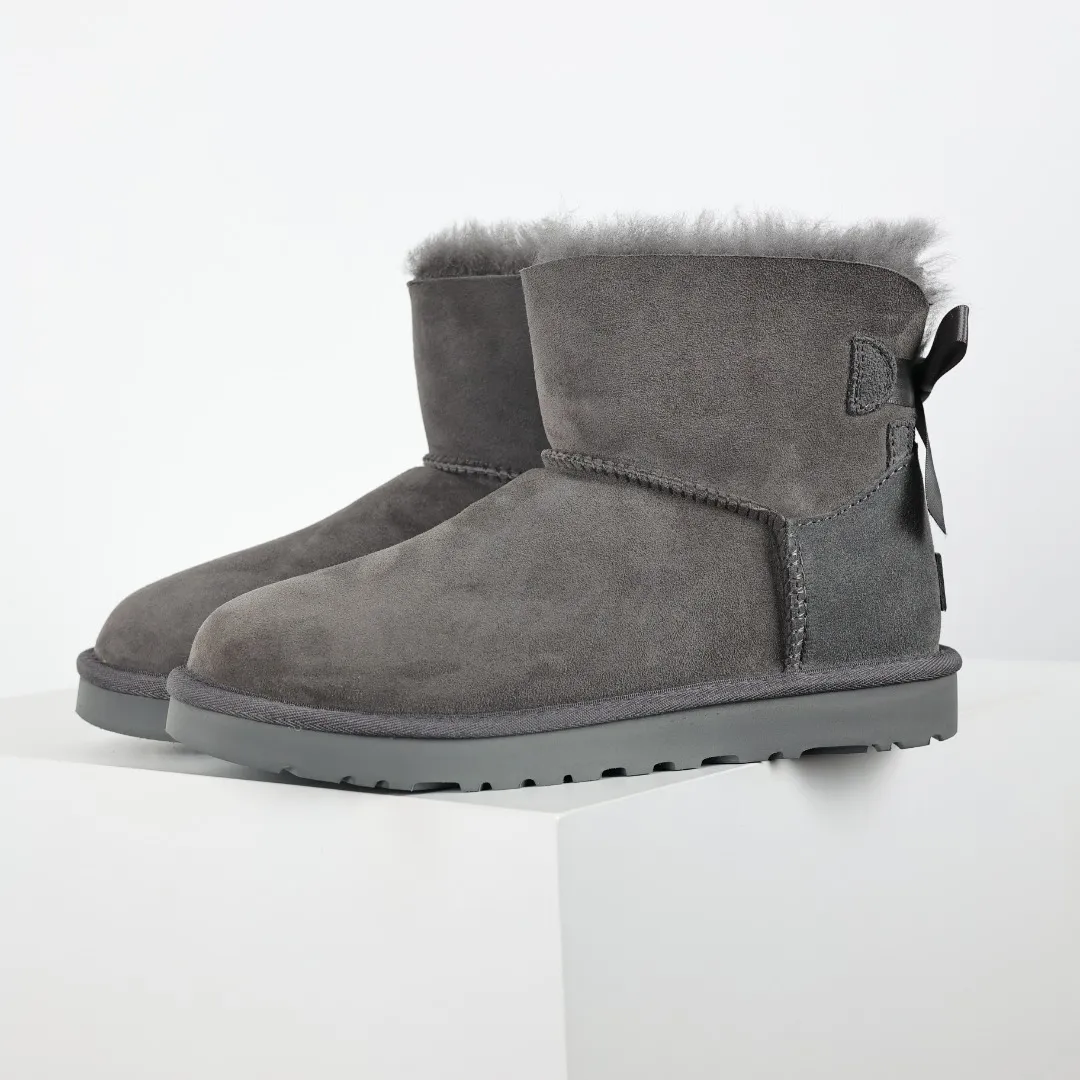 Pick up locally 💰560 The core recommendation is good price UGG bailey MiNi bow 2.0 series Xiaohongshu hot model Henan Longfeng leather production Sheepskin and fur integration Top quality in the market Waterproof upper material 2-3 cm cashmere insole to keep warm in winter and suitable for home use UUG launches a style series in the new year, partially skewed toward the preferences of young consumers, and also at the forefront of fashion trends Shoe body material Water-repellent coated suede upper 17mm UGGPURE™ implanted wool insole Lightweight non-slip comfortable rubber outsole With brand LOGO Trademark Comes with full packaging Size: 35 36 37 38 39 40